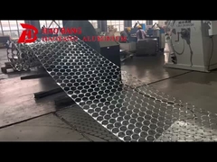 A fábrica está a produzir pequenos círculos de alumínio