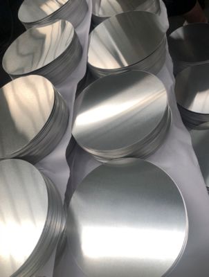 Superfície lisa Disco de alumínio de alta planície 1050 1060 3003 liga, 0,3 ‰ 6 mm de espessura, tamanho personalizado Alumínio em branco para tampa de lâmpada e vasos